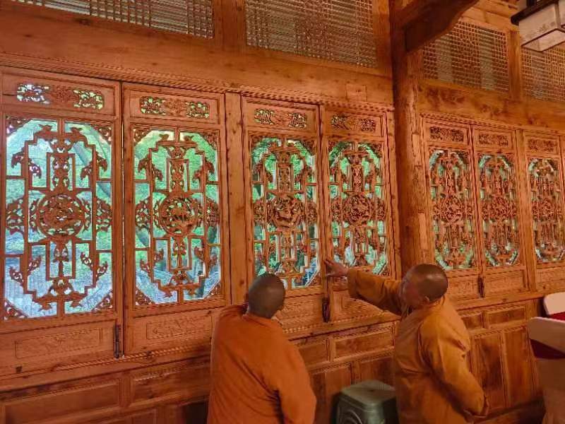 寺（sì）廟主持一行到公司和完工項目考察